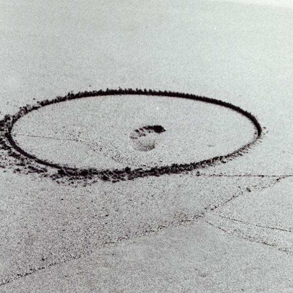 Closed ring and foot